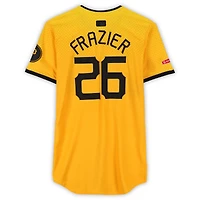 Maillot Nike City Connect doré n° 26 des Pirates de Pittsburgh, porté par Adam Frazier, lors du match contre les Guardians de Cleveland, le 18 avril 2025.