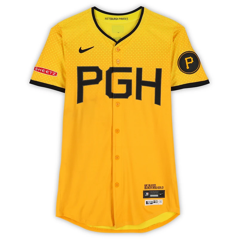 Maillot Nike City Connect doré n° 26 des Pirates de Pittsburgh, porté par Adam Frazier, lors du match contre les Guardians de Cleveland, le 18 avril 2025.