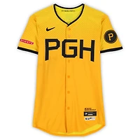 Maillot Nike City Connect doré n° 26 des Pirates de Pittsburgh, porté par Adam Frazier, lors du match contre les Guardians de Cleveland, le 18 avril 2025.