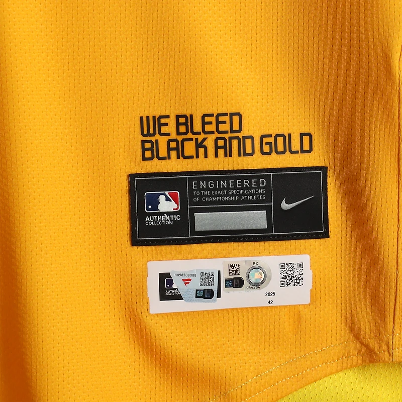 Maillot Nike City Connect doré n° 26 des Pirates de Pittsburgh, porté par Adam Frazier, lors du match contre les Guardians de Cleveland, le 18 avril 2025.