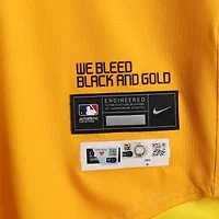 Maillot Nike City Connect doré n° 26 des Pirates de Pittsburgh, porté par Adam Frazier, lors du match contre les Guardians de Cleveland, le 18 avril 2025.