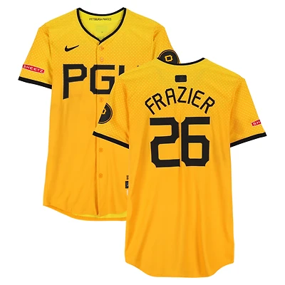 Maillot Nike City Connect doré n° 26 des Pirates de Pittsburgh, porté par Adam Frazier, lors du match contre les Guardians de Cleveland, le 18 avril 2025.
