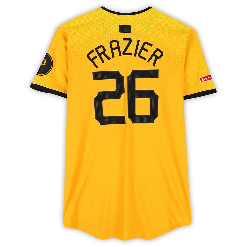 Maillot Nike City Connect doré n° 26 des Pirates de Pittsburgh, porté par Adam Frazier, utilisé lors du match contre les Padres de San Diego le 2 mai et les Braves d'Atlanta le 9 mai 2025.