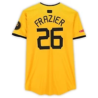 Maillot Nike City Connect doré n° 26 des Pirates de Pittsburgh, porté par Adam Frazier, utilisé lors du match contre les Padres de San Diego le 2 mai et les Braves d'Atlanta le 9 mai 2025.