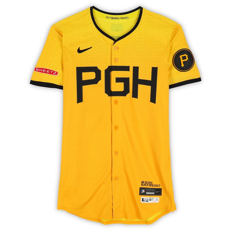 Maillot Nike City Connect doré n° 26 des Pirates de Pittsburgh, porté par Adam Frazier, utilisé lors du match contre les Padres de San Diego le 2 mai et les Braves d'Atlanta le 9 mai 2025.