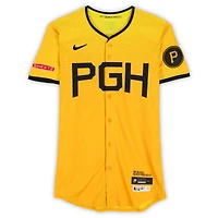 Maillot Nike City Connect doré n° 26 des Pirates de Pittsburgh, porté par Adam Frazier, utilisé lors du match contre les Padres de San Diego le 2 mai et les Braves d'Atlanta le 9 mai 2025.