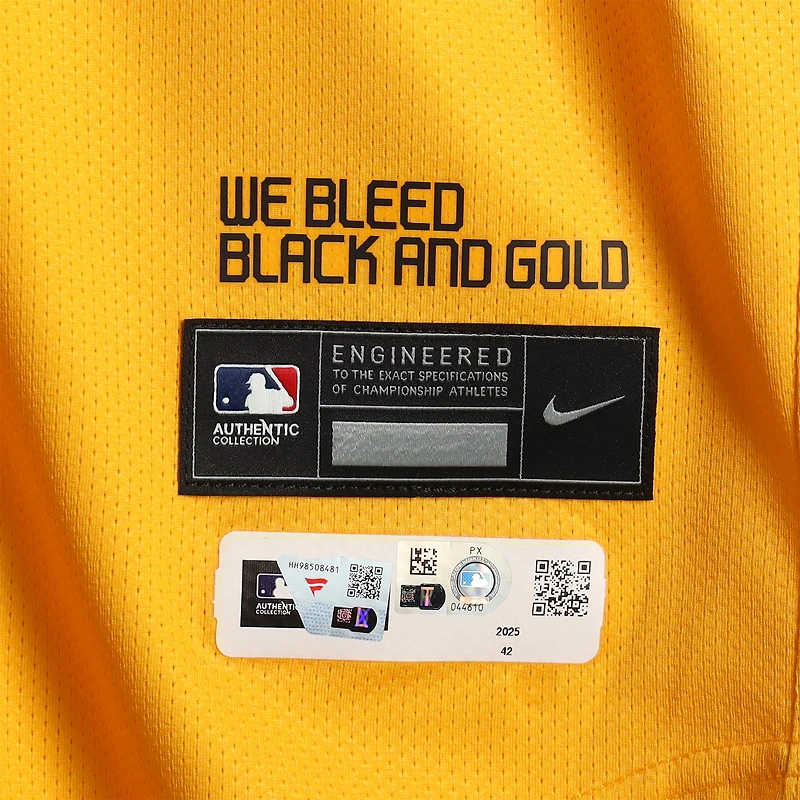 Maillot Nike City Connect doré n° 26 des Pirates de Pittsburgh, porté par Adam Frazier, utilisé lors du match contre les Padres de San Diego le 2 mai et les Braves d'Atlanta le 9 mai 2025.