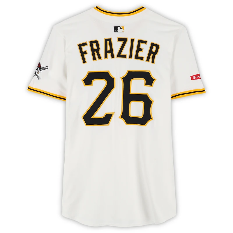 Maillot Nike blanc n° 26 d'Adam Frazier des Pirates de Pittsburgh, utilisé lors de plusieurs matchs de la saison 2025 de la MLB
