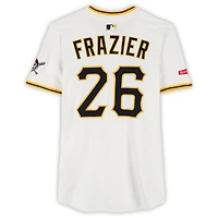 Maillot Nike blanc n° 26 d'Adam Frazier des Pirates de Pittsburgh, utilisé lors de plusieurs matchs de la saison 2025 de la MLB