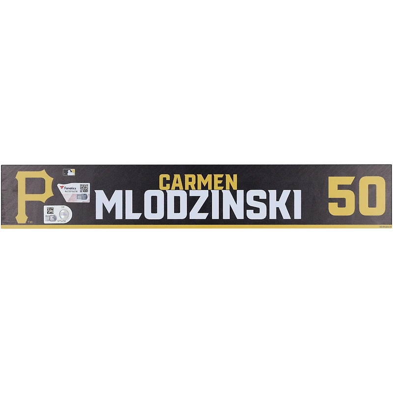 Plaque signalétique noire numéro 50 émise par les joueurs des Pirates de Pittsburgh de Carmen Mlodzinski lors de l'entraînement de printemps de la MLB 2024