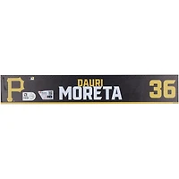 Plaque signalétique noire #36 émise par les joueurs des Pirates de Pittsburgh de Dauri Moreta lors de l'entraînement de printemps de la MLB 2024