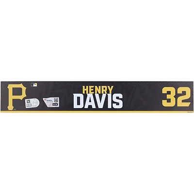 Plaque signalétique noire n° 32 émise par les joueurs des Pirates de Pittsburgh Henry Davis lors de l'entraînement de printemps 2024 de la MLB