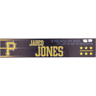 Plaque signalétique noire émise par le joueur des Pirates de Pittsburgh Jared Jones pour la saison 2024 de la MLB
