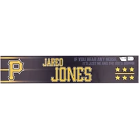 Plaque signalétique noire émise par le joueur des Pirates de Pittsburgh Jared Jones pour la saison 2024 de la MLB
