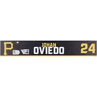 Plaque signalétique noire #24 émise par les joueurs des Pirates de Pittsburgh de Johan Oviedo lors de l'entraînement de printemps de la MLB 2024