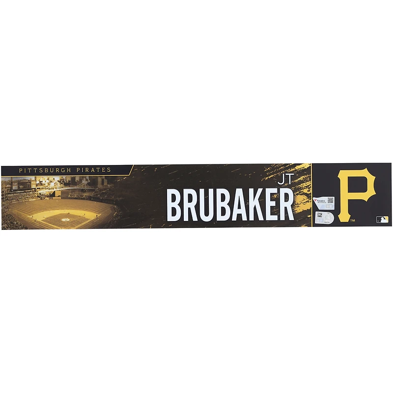 Plaque signalétique noire émise par le joueur des Pirates de Pittsburgh JT Brubaker pour la saison 2023 de la MLB