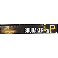 Plaque signalétique noire émise par le joueur des Pirates de Pittsburgh JT Brubaker pour la saison 2023 de la MLB