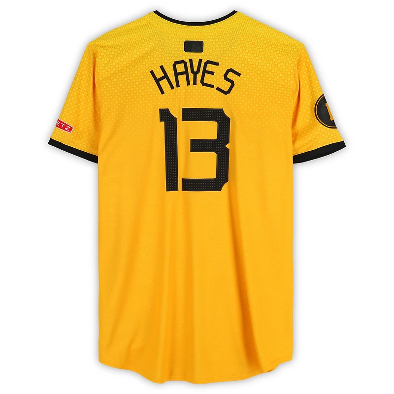 Maillot Nike City Connect doré n° 13 des Pirates de Pittsburgh de Ke'Bryan Hayes, utilisé lors du match contre les Brewers de Milwaukee, le 23 mai 2025.