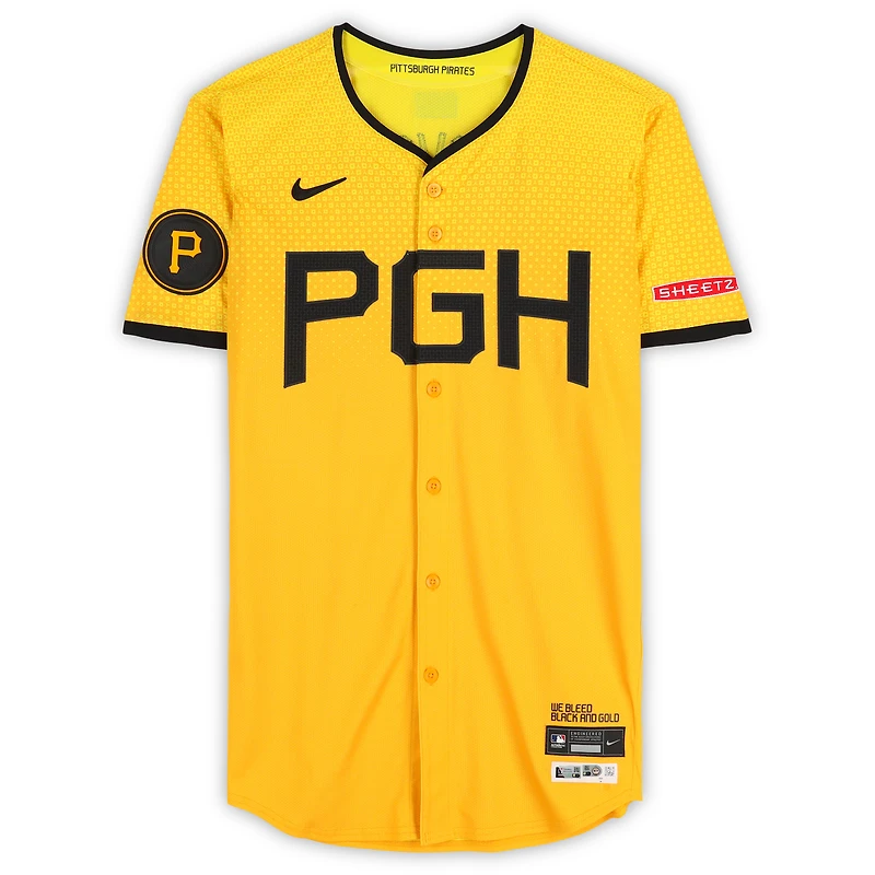Maillot Nike City Connect doré n° 13 des Pirates de Pittsburgh de Ke'Bryan Hayes, utilisé lors du match contre les Brewers de Milwaukee, le 23 mai 2025.