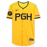 Maillot Nike City Connect doré n° 13 des Pirates de Pittsburgh de Ke'Bryan Hayes, utilisé lors du match contre les Brewers de Milwaukee, le 23 mai 2025.