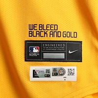 Maillot Nike City Connect doré n° 13 des Pirates de Pittsburgh de Ke'Bryan Hayes, utilisé lors du match contre les Brewers de Milwaukee, le 23 mai 2025.