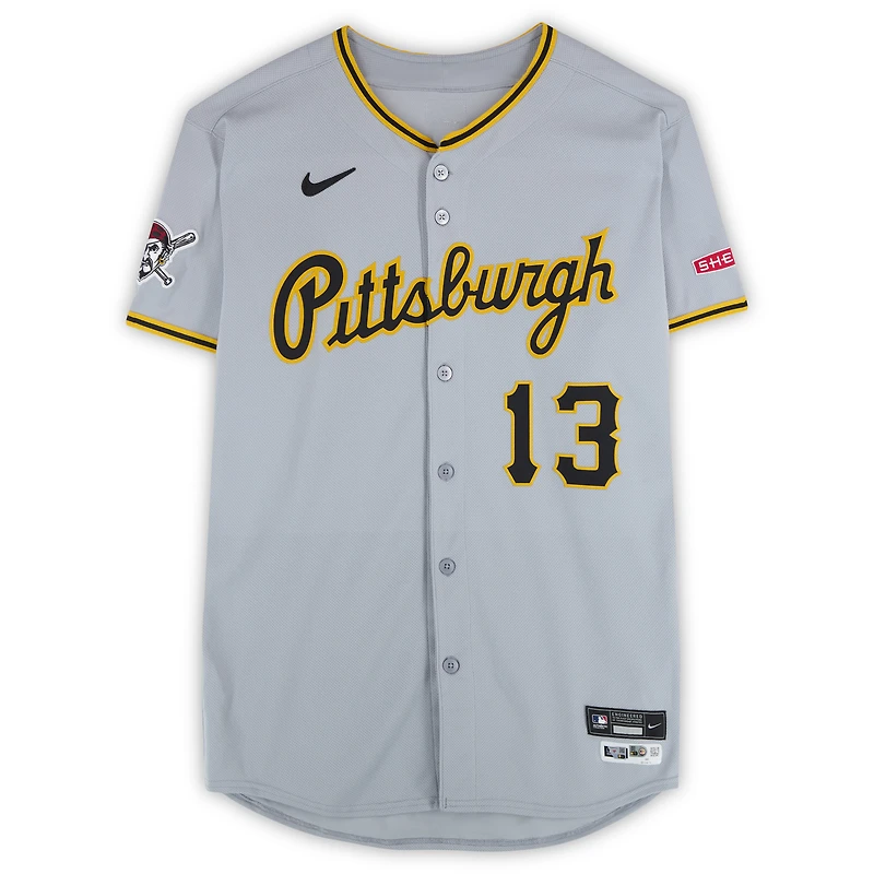 Maillot Nike gris n° 13 des Pirates de Pittsburgh de Ke'Bryan Hayes, utilisé lors du match contre les Angels de Los Angeles, le 23 avril 2025