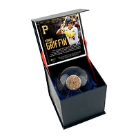 Balle de baseball en cristal des Pirates de Pittsburgh de Konnor Griffin, avec de la terre utilisée lors de ses débuts en MLB