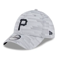 Men's New Era Gray Pittsburgh Pirates 2025 MLB Clubhouse 39THIRTY Flex Hat