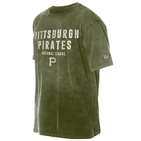 T-shirt New Era olive Pittsburgh Pirates 2026 pour la Journée des forces armées (homme)