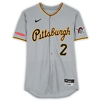 Maillot Nike gris n° 2 de Spencer Horwitz, des Pirates de Pittsburgh, utilisé lors du match contre les Brewers de Milwaukee, le 23 juin 2025