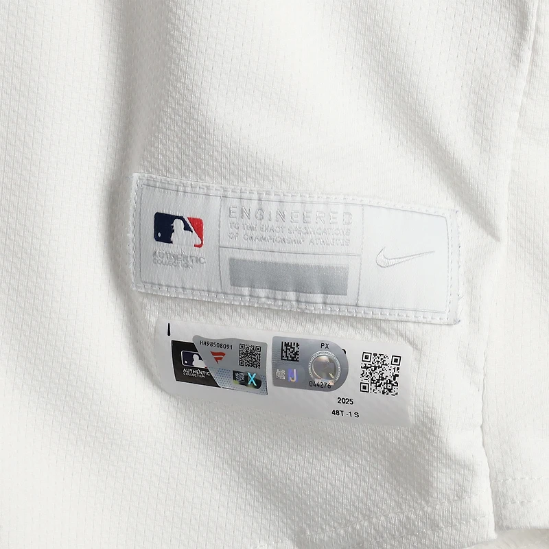 Maillot Nike blanc n° 28 de Tommy Pham des Pirates de Pittsburgh, utilisé lors de plusieurs matchs de la saison 2025 de la MLB