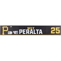 Plaque signalétique noire numéro 25 émise par les joueurs des Pirates de Pittsburgh de Wily Peralta lors de l'entraînement de printemps de la MLB 2024
