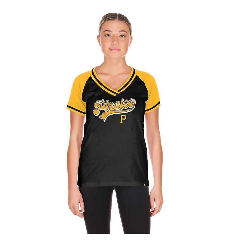 T-shirt à col en V noir New Era pour femmes, motif Pittsburgh Pirates, idéal les jours de match.