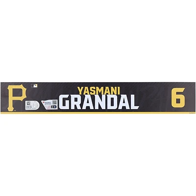Plaque signalétique noire numéro 6 émise par Yasmani Grandal des Pirates de Pittsburgh lors de l'entraînement de printemps de la MLB 2024