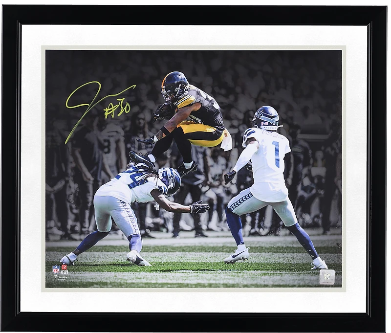 Photo dédicacée de Jaylen Warren (Pittsburgh Steelers) - 40 x 50 cm (16 x 20 pouces) - Le montrant en train de sauter par-dessus un défenseur.