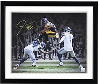 Photo dédicacée de Jaylen Warren (Pittsburgh Steelers) - 40 x 50 cm (16 x 20 pouces) - Le montrant en train de sauter par-dessus un défenseur.