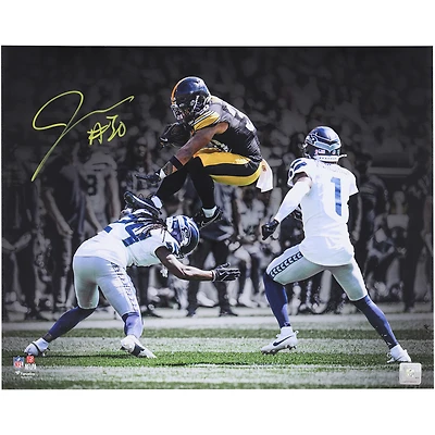 Photo dédicacée de Jaylen Warren (Pittsburgh Steelers) - 40 x 50 cm (16 x 20 pouces) - Le montrant en train de sauter par-dessus un défenseur.