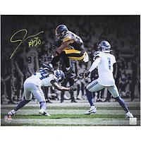 Photo dédicacée de Jaylen Warren (Pittsburgh Steelers) - 40 x 50 cm (16 x 20 pouces) - Le montrant en train de sauter par-dessus un défenseur.