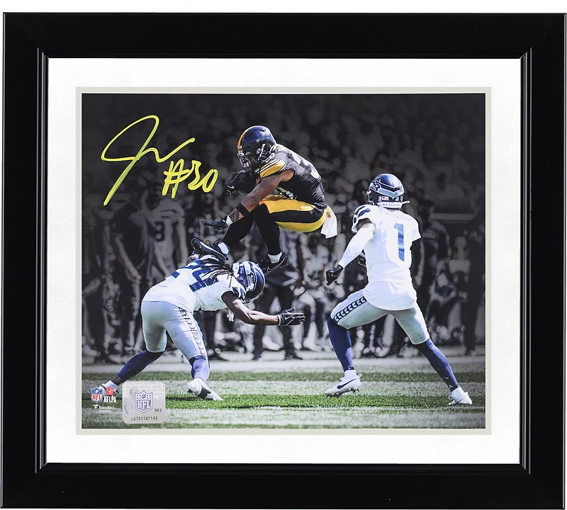 Photo dédicacée de Jaylen Warren (Pittsburgh Steelers) - 20 x 25 cm (8 x 10 pouces) - Le montrant en train de sauter par-dessus un défenseur.