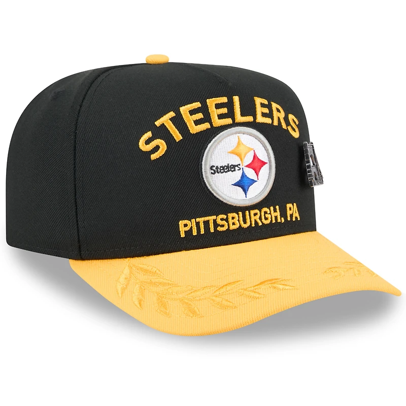 Casquette ajustée New Era 59FIFTY noire/dorée pour homme, modèle A-Frame, repêchage NFL 2025 des Pittsburgh Steelers, sur scène