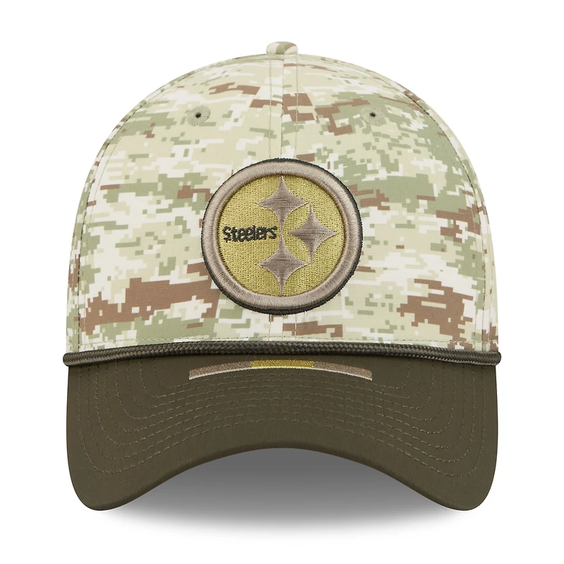 Casquette New Era 39THIRTY Flex camouflage/vert foncé des Pittsburgh Steelers 2025 Salute to Service pour homme