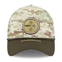 Casquette New Era 39THIRTY Flex camouflage/vert foncé des Pittsburgh Steelers 2025 Salute to Service pour homme