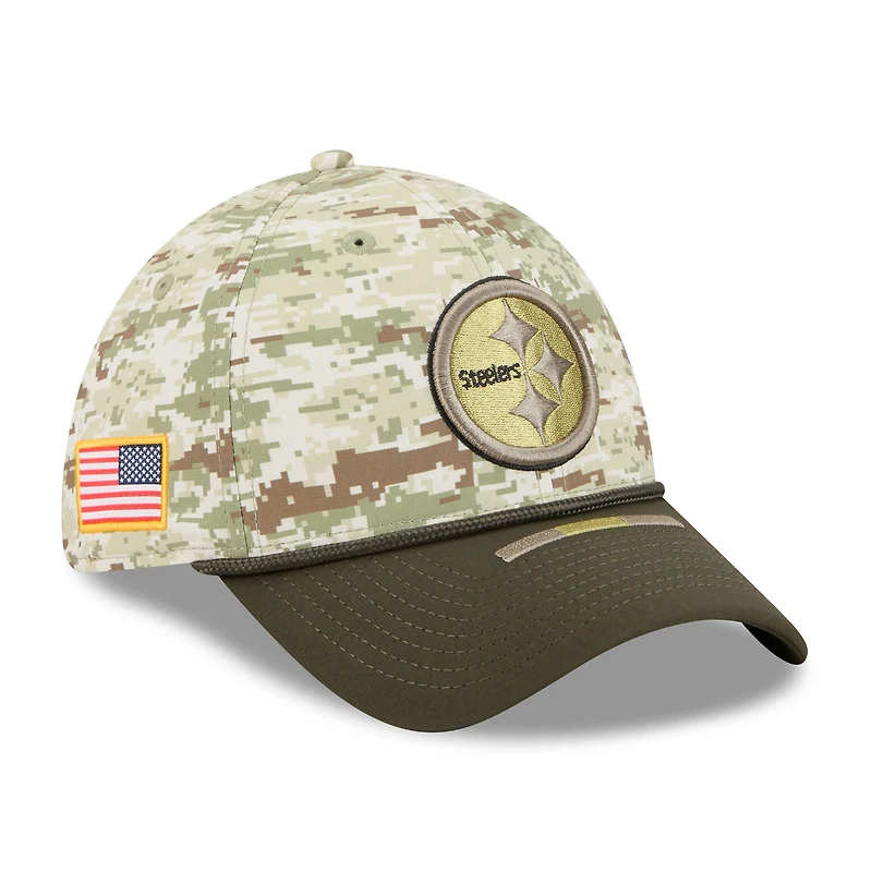 Casquette New Era 39THIRTY Flex camouflage/vert foncé des Pittsburgh Steelers 2025 Salute to Service pour homme
