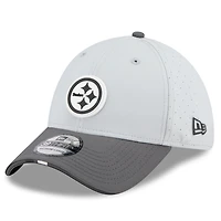 Casquette 39THIRTY Flex grise/graphite pour homme, camp d'entraînement NFL 2025 des Pittsburgh Steelers, New Era