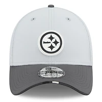 Casquette 39THIRTY Flex grise/graphite pour homme, camp d'entraînement NFL 2025 des Pittsburgh Steelers, New Era