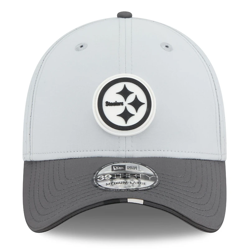 Casquette 39THIRTY Flex grise/graphite pour homme, camp d'entraînement NFL 2025 des Pittsburgh Steelers, New Era