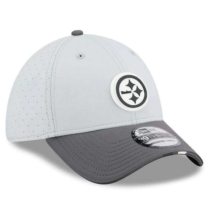 Casquette 39THIRTY Flex grise/graphite pour homme, camp d'entraînement NFL 2025 des Pittsburgh Steelers, New Era
