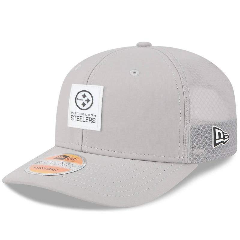 Casquette camionneur ajustable grise New Era 9SEVENTY des Pittsburgh Steelers 2025 Sideline pour homme