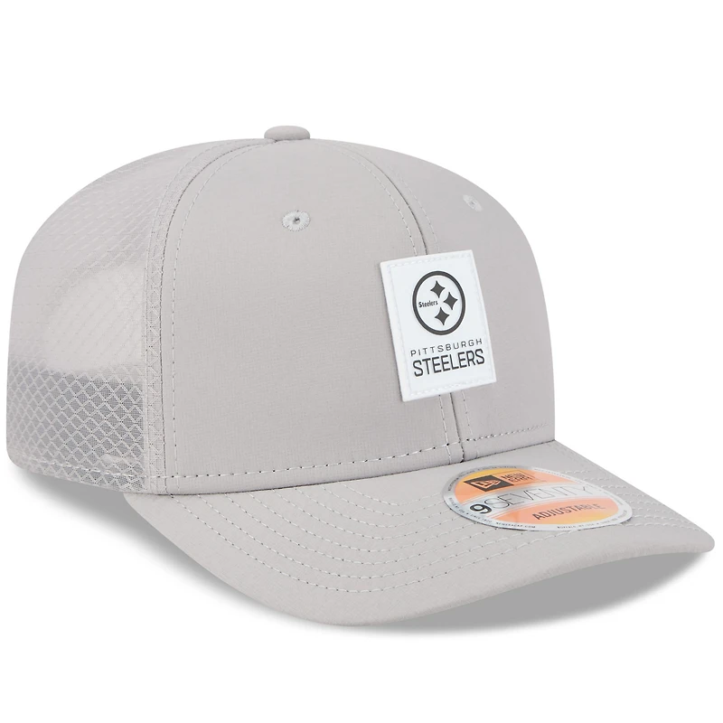 Casquette camionneur ajustable grise New Era 9SEVENTY des Pittsburgh Steelers 2025 Sideline pour homme