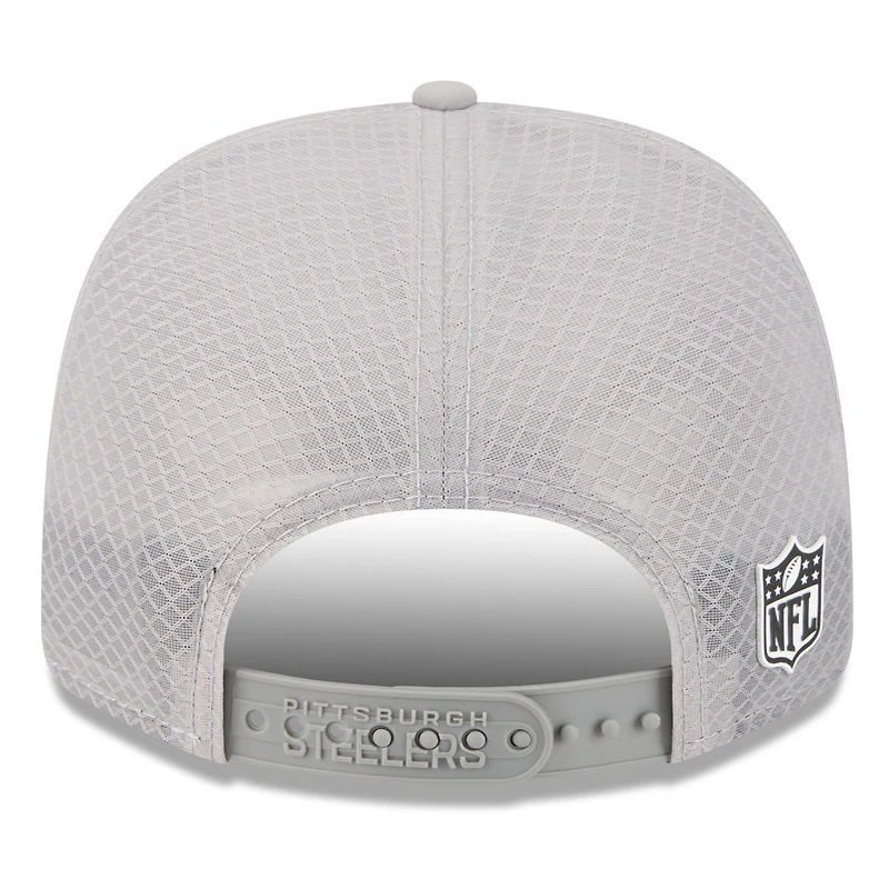 Casquette camionneur ajustable grise New Era 9SEVENTY des Pittsburgh Steelers 2025 Sideline pour homme